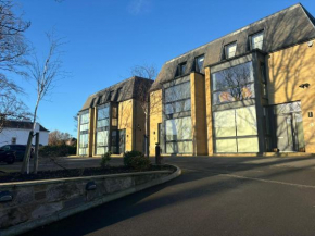Breathtaking 5 bedroom townhouse In central Murrayfield location, free parking